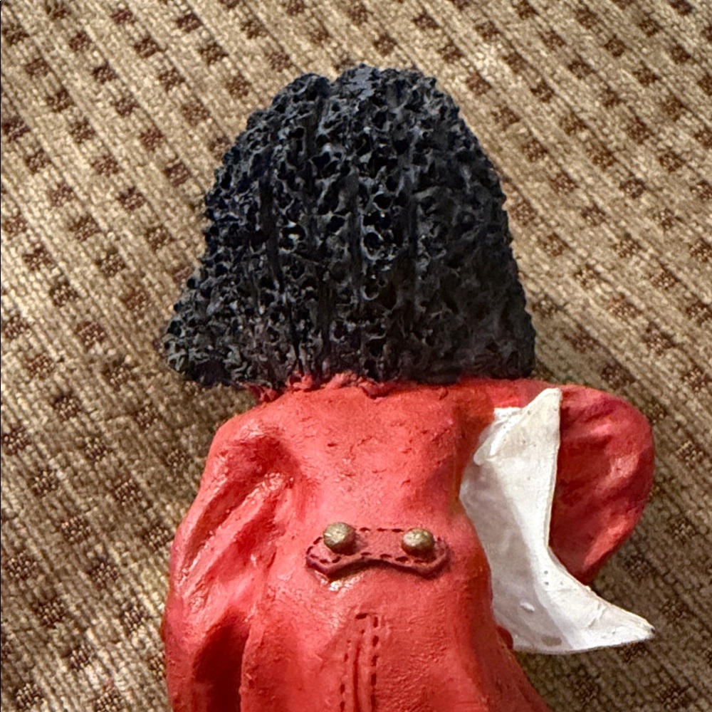 Singing Musician Figurine in Red Jacket - Picture 4 of 4